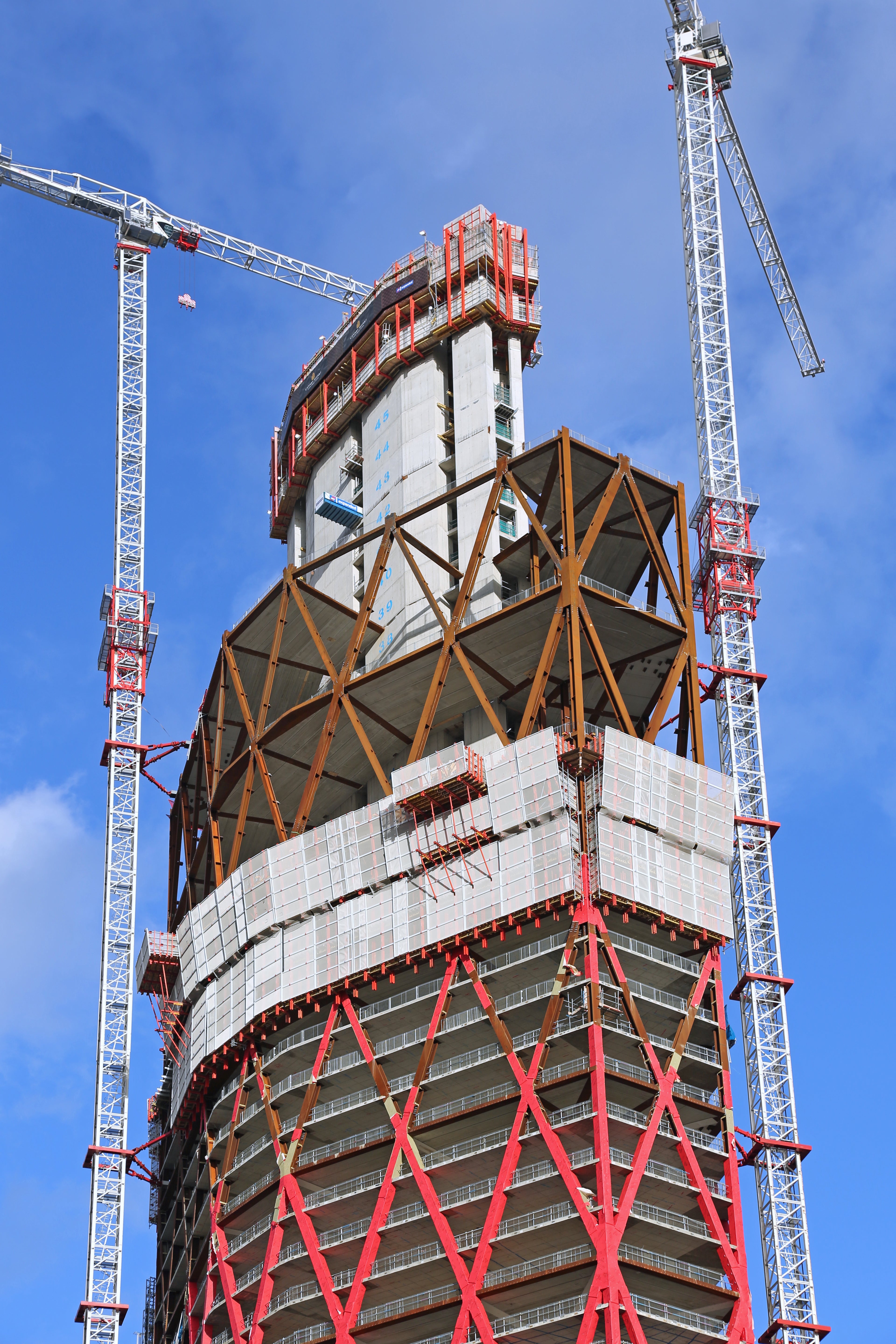 Hydraullically powered LPS panels climb the exterior