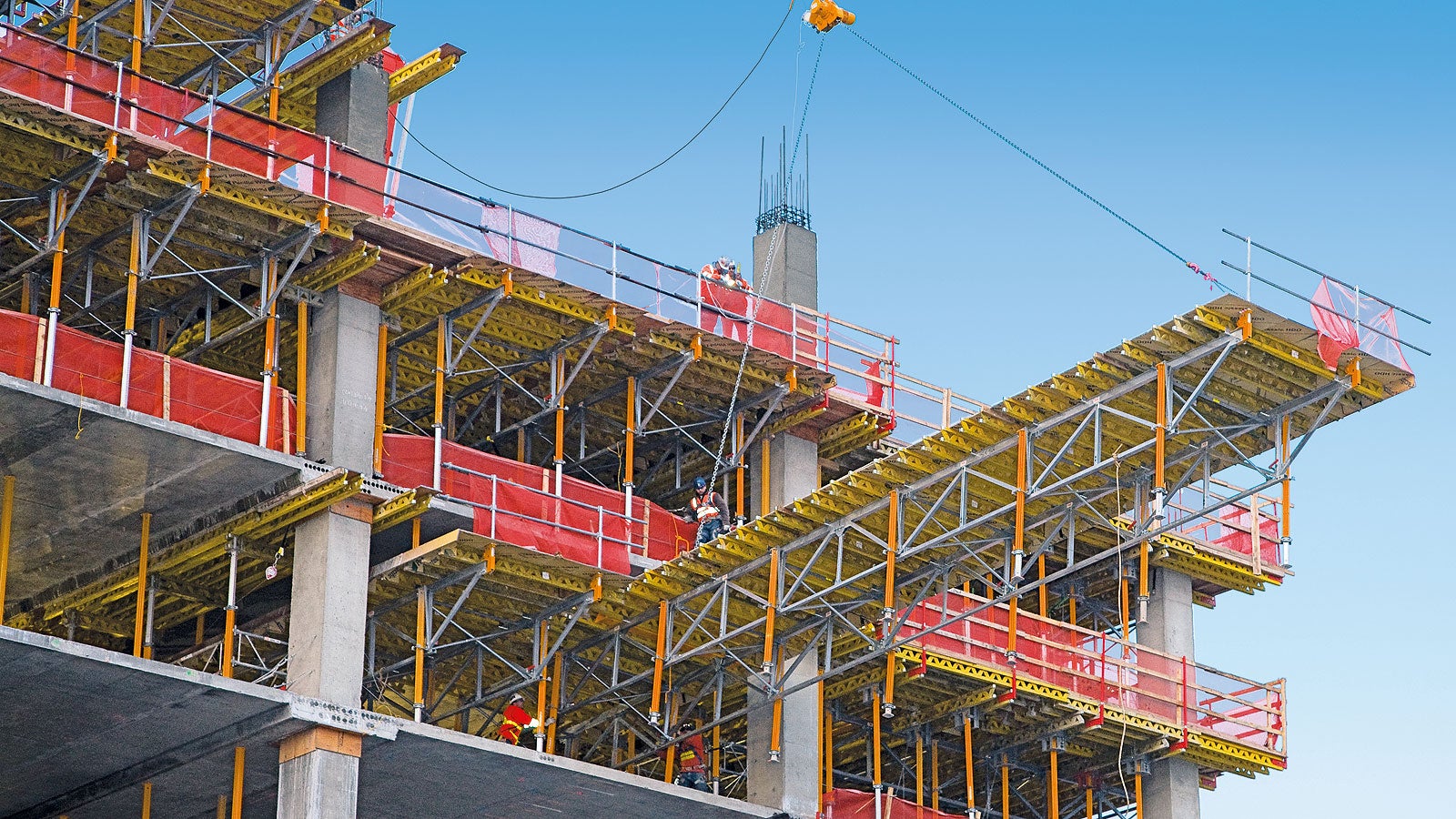 The crane pulls the table horizontally out of the building with the help of the lifting mechanism and the single roller. Workers are not required to stand on the table at any time.